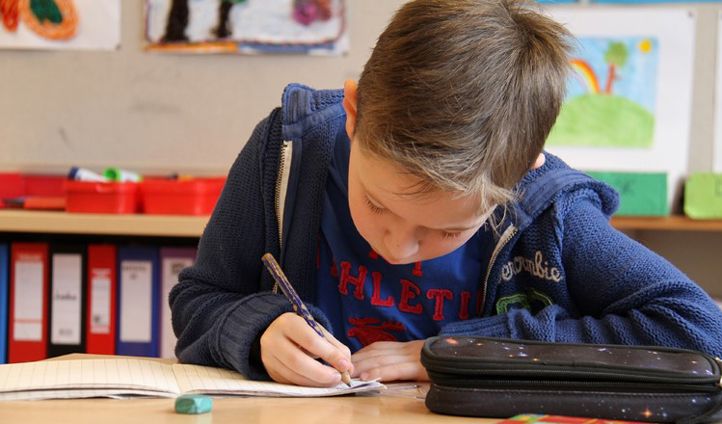 Elever arbeider i klasserom. (Foto: Heidi M. Skjebstad)