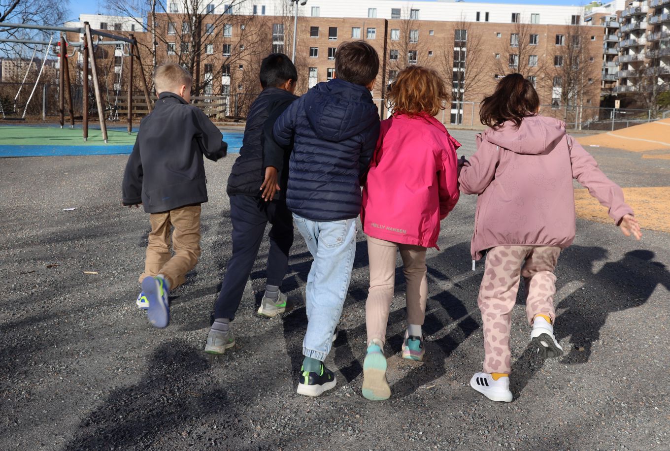 en gruppe mennesker som går på en gate