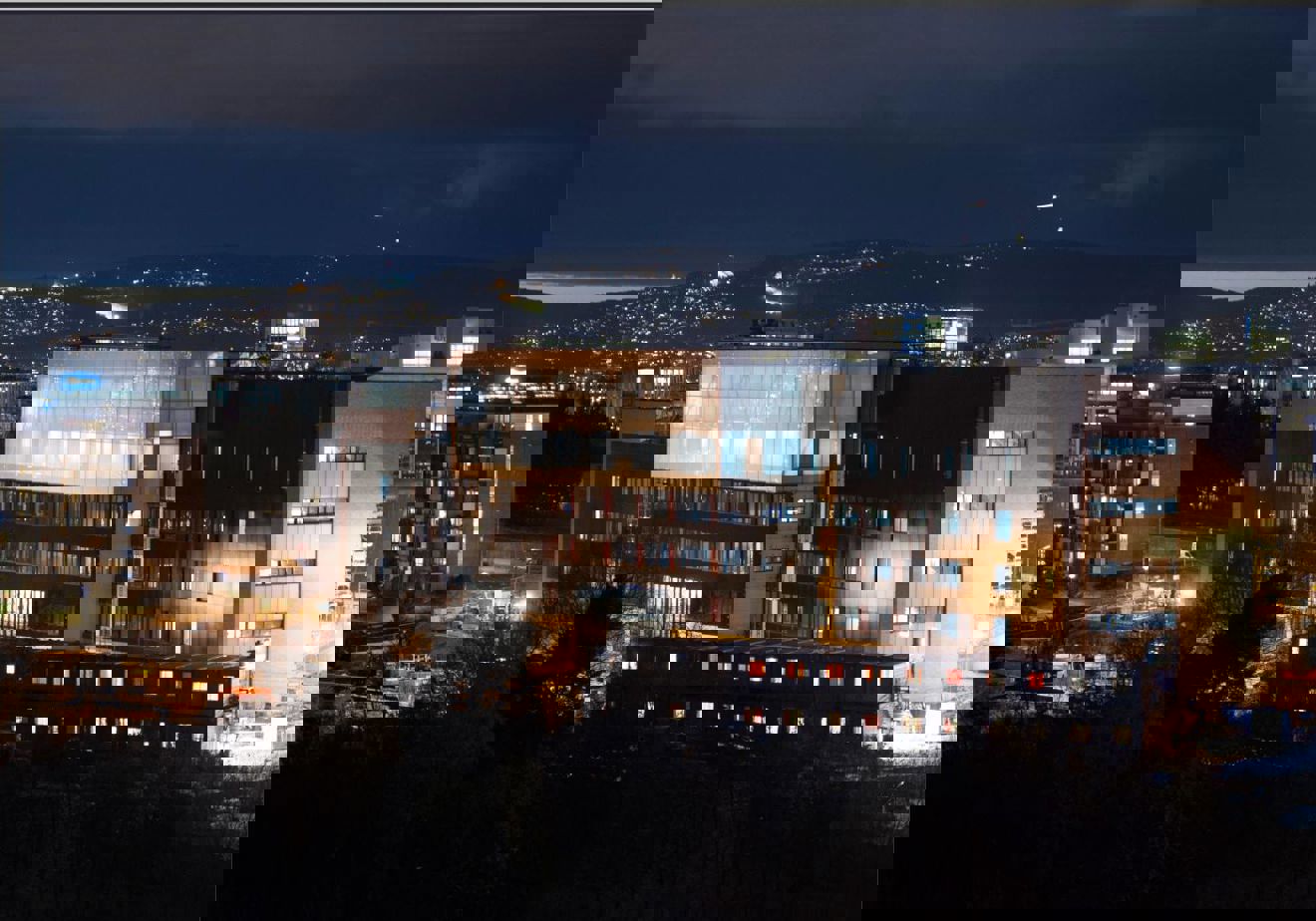 Brynseng skole by night.