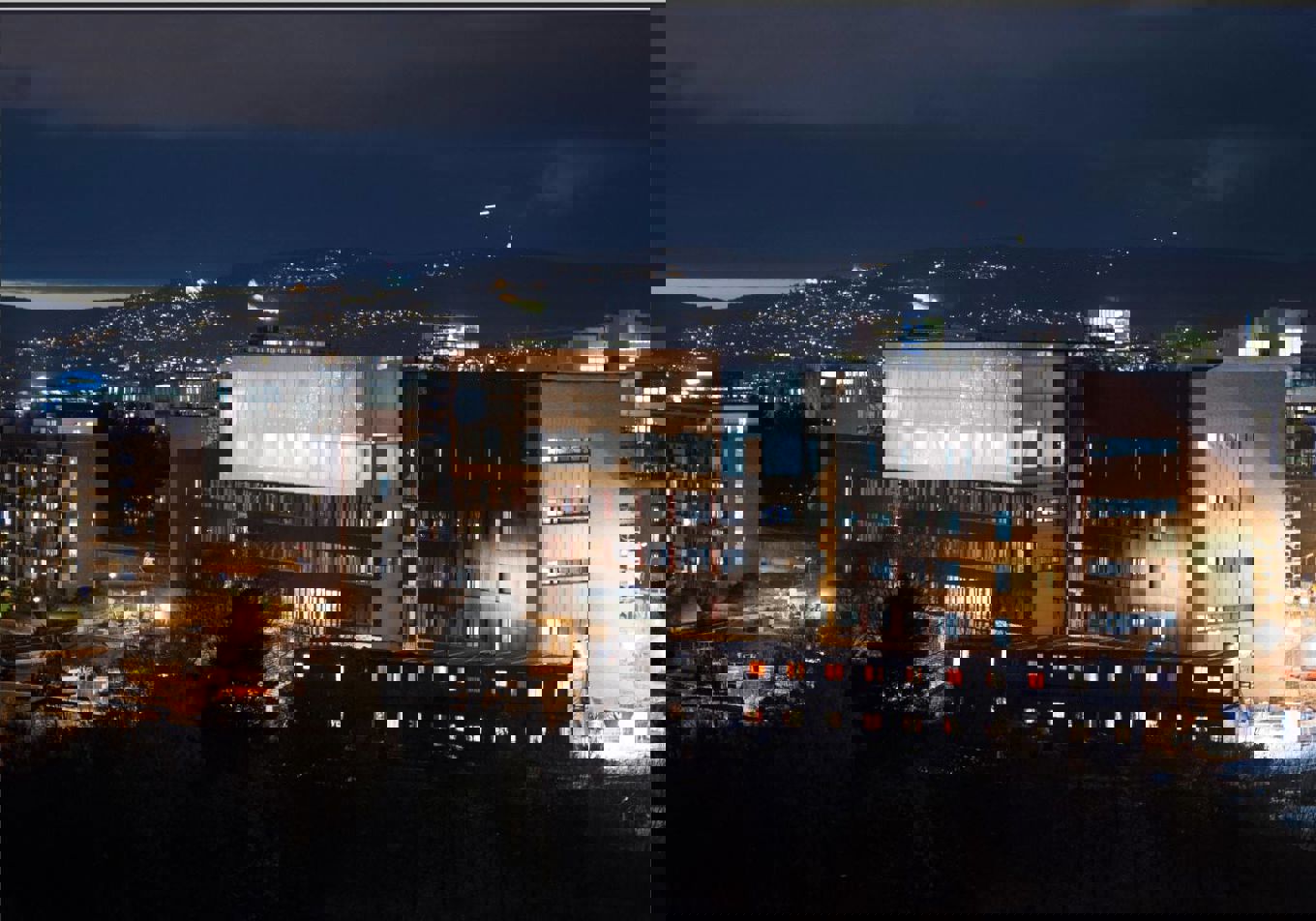 Brynseng skole by night.