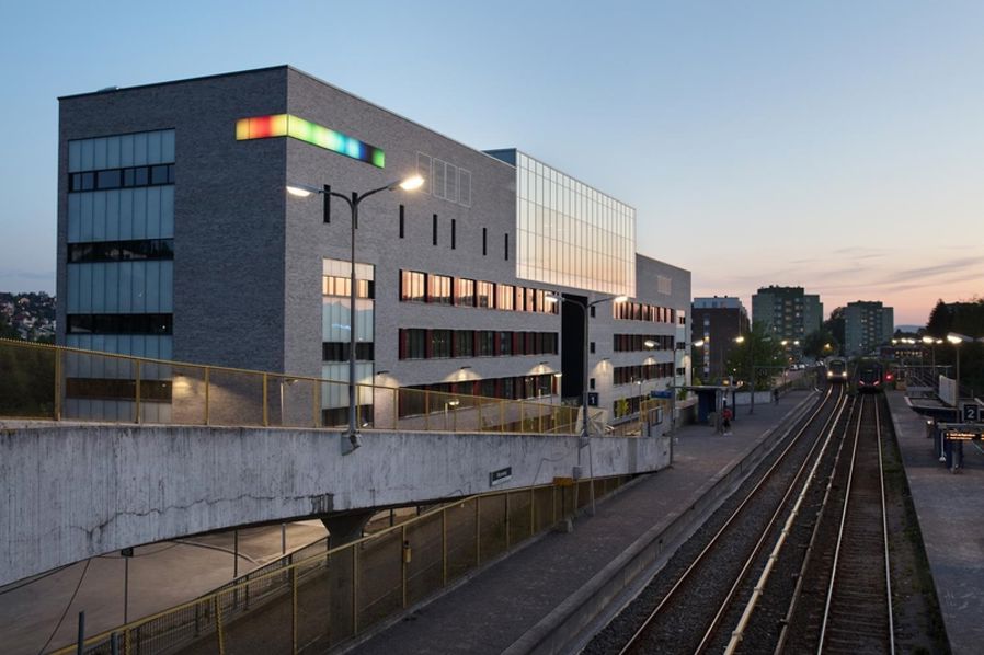 "U.t." Hentet fra okk.kunstsamlingen.no Kunstner: Børre Sæthre. Fotograf: Trond A. Isaksen. Eier: Oslo kommunes kunstsamling. Lisens: Opphavsrett